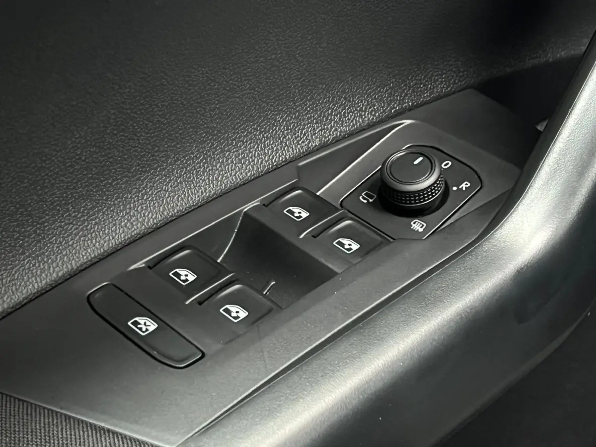 Life Edition | 'App-Connect' smartphone integratie | Airconditioning automatisch (Climatronic), 2-zone | Buitenspiegels elektrisch instel- verwarm- en inklapbaar