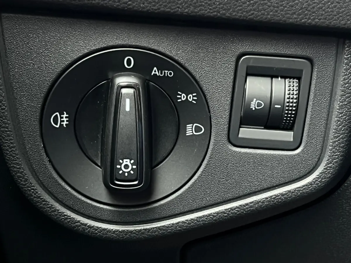 Life Edition | 'App-Connect' smartphone integratie | Airconditioning automatisch (Climatronic), 2-zone | Buitenspiegels elektrisch instel- verwarm- en inklapbaar