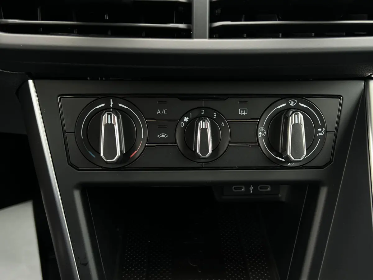 Life Edition | 'App-Connect' smartphone integratie | Airconditioning automatisch (Climatronic), 2-zone | Buitenspiegels elektrisch instel- verwarm- en inklapbaar