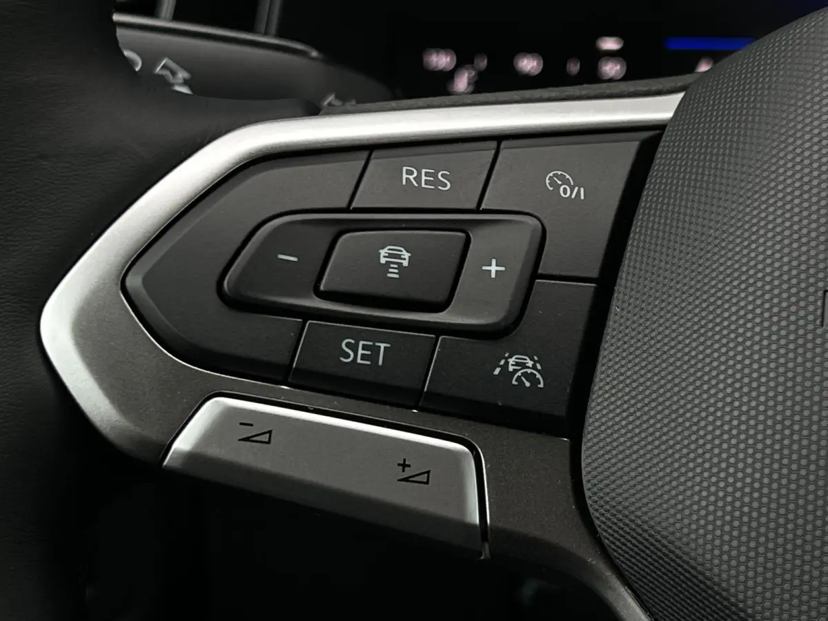 Life Edition | 'App-Connect' smartphone integratie | Airconditioning automatisch (Climatronic), 2-zone | Buitenspiegels elektrisch instel- verwarm- en inklapbaar
