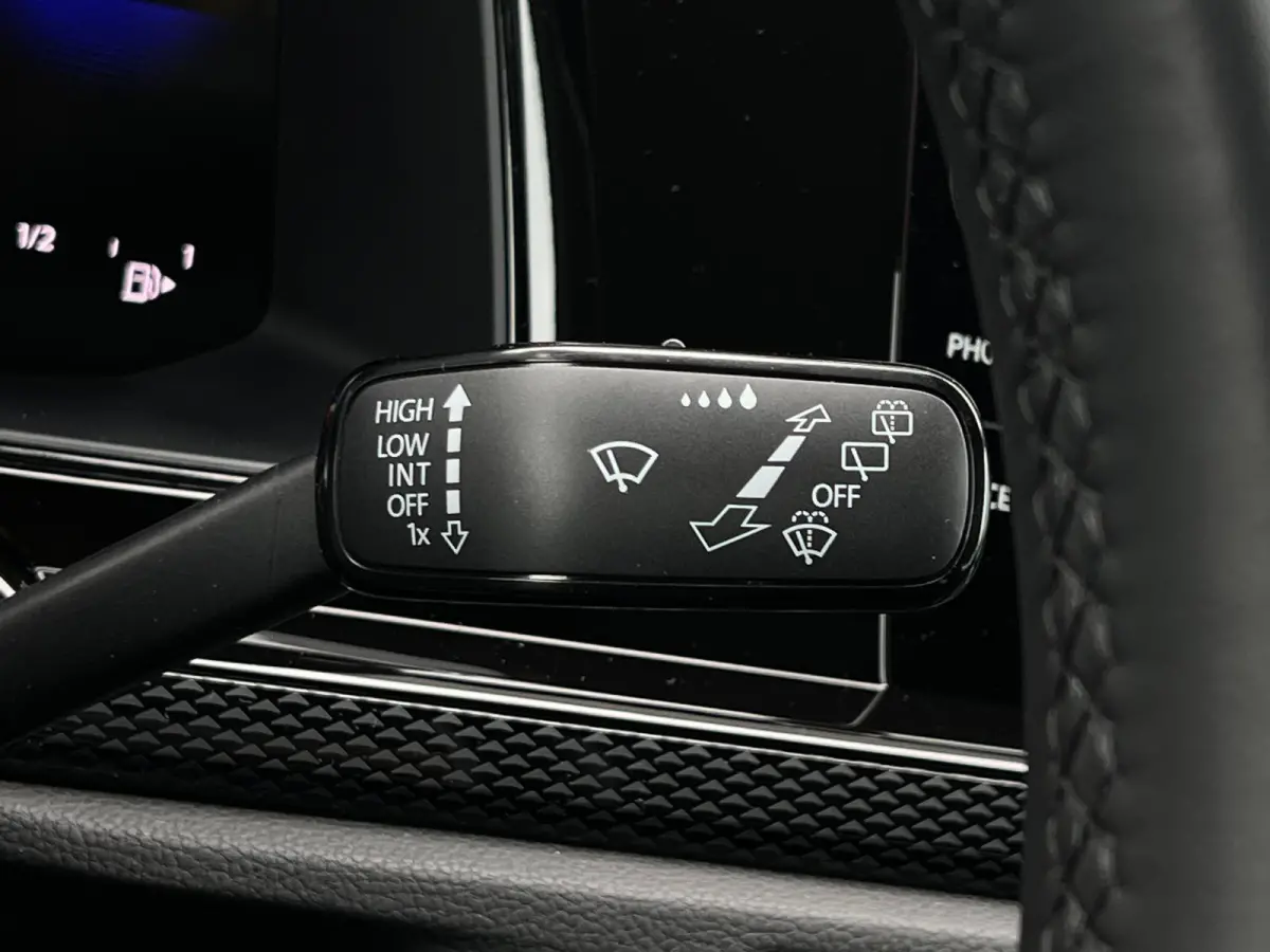 Life Edition | 'App-Connect' smartphone integratie | Airconditioning automatisch (Climatronic), 2-zone | Buitenspiegels elektrisch instel- verwarm- en inklapbaar
