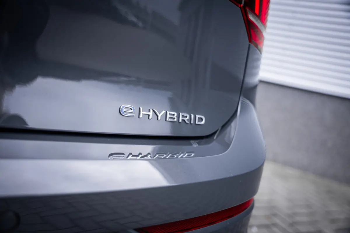 Life Edition eHybrid | 'App-Connect' draadloze smartphone integratie | Achterbank in ongelijke delen neerklapbaar incl. middenarmsteun en doorlaadmogelijkheid | Afstandscontrolesysteem (Fron