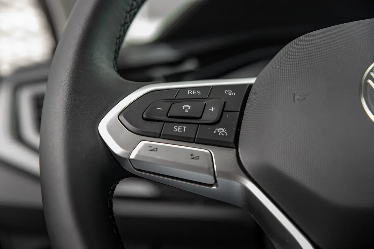 Life Edition | 'App-Connect' smartphone integratie | Airconditioning automatisch (Climatronic), 2-zone | Buitenspiegels elektrisch instel- verwarm- en inklapbaar