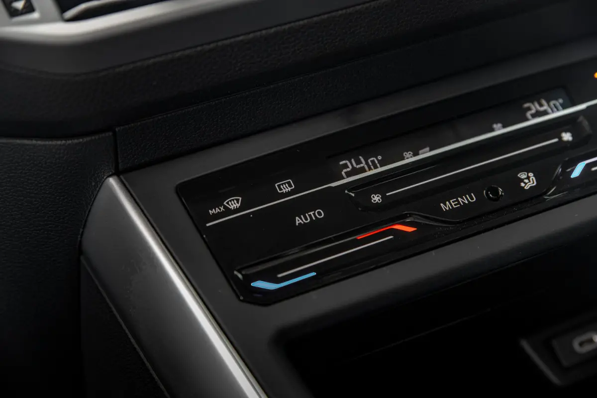 Life Edition | 'App-Connect' smartphone integratie | Airconditioning automatisch (Climatronic), 2-zone | Buitenspiegels elektrisch instel- verwarm- en inklapbaar