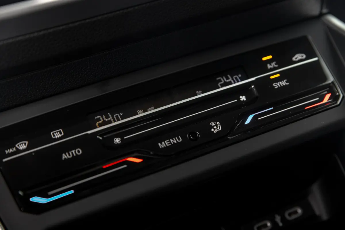Life Edition | 'App-Connect' smartphone integratie | Airconditioning automatisch (Climatronic), 2-zone | Buitenspiegels elektrisch instel- verwarm- en inklapbaar