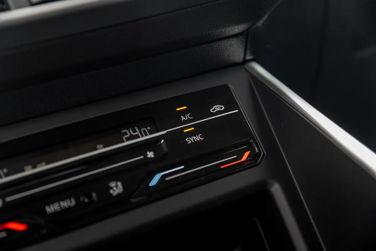 Life Edition | 'App-Connect' smartphone integratie | Airconditioning automatisch (Climatronic), 2-zone | Buitenspiegels elektrisch instel- verwarm- en inklapbaar
