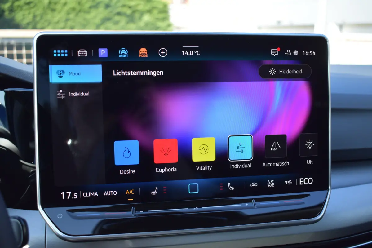 Life Edition eHybrid | 'App-Connect' draadloze smartphone integratie | Achterbank in ongelijke delen neerklapbaar incl. middenarmsteun en doorlaadmogelijkheid | Afstandscontrolesysteem (Fron