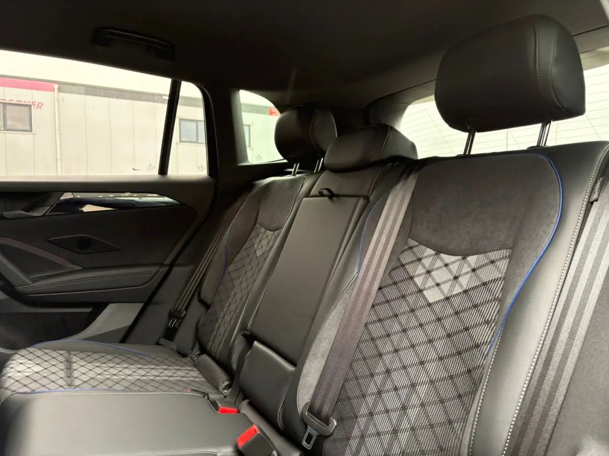 R-Line Edition - eHybrid | 'App-Connect' draadloze smartphone integratie | Automatische afstandsregeling (Adaptive Cruise Control) | Diefstalalarm