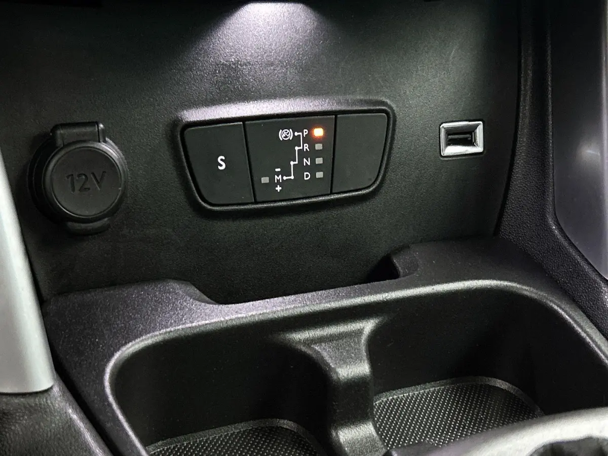 1.2 110pk Business Automaat | Trekhaak | Navigatie | Climate Control | Camera | Cruise Control | Parkeersensoren Voor + Achter | 16"LMV |