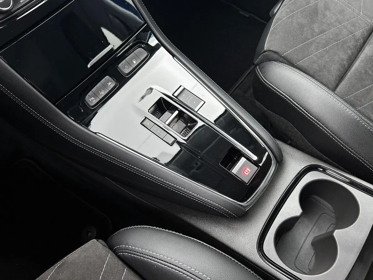1.6 225pk Plug-In Hybrid GS Line Automaat | LAGE KM | Camera Voor + Achter | Lendensteun | Elektrische Klep | Dodehoekdetectie | Adaptieve Cruise Control | Stoel-/Stuurverwarming |