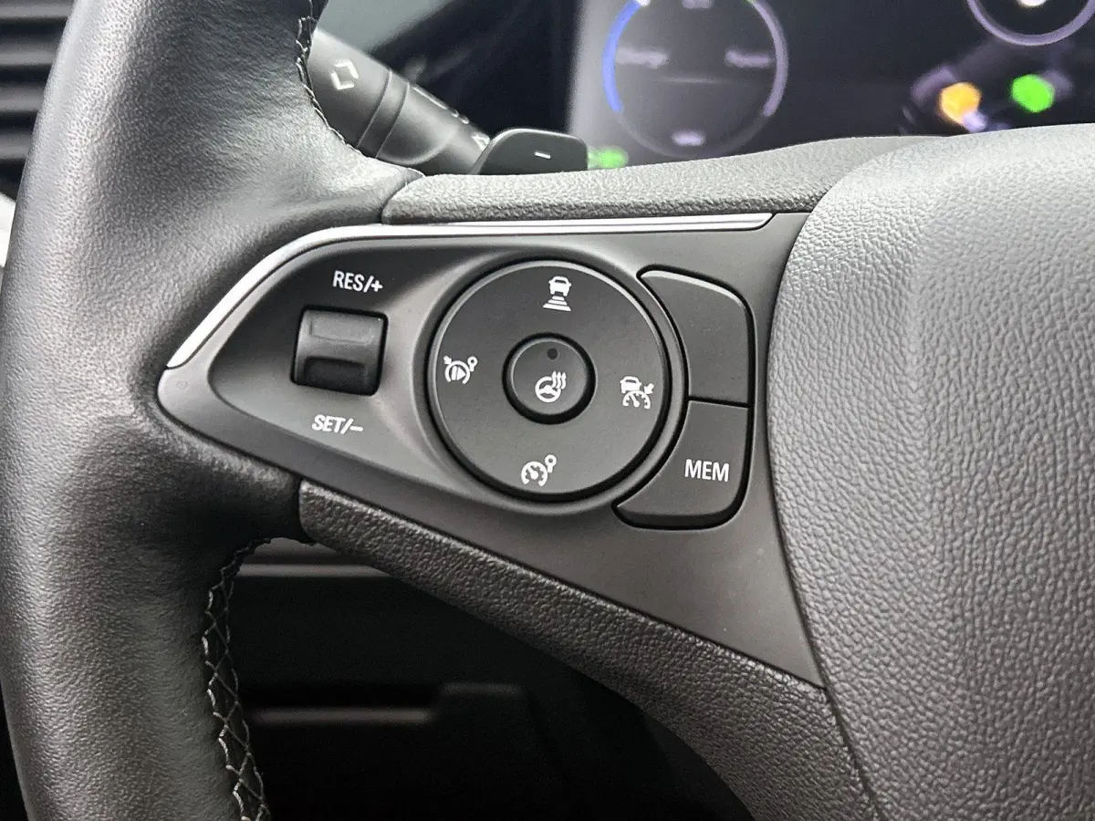 1.6 225pk Plug-In Hybrid GS Line Automaat | LAGE KM | Camera Voor + Achter | Lendensteun | Elektrische Klep | Dodehoekdetectie | Adaptieve Cruise Control | Stoel-/Stuurverwarming |
