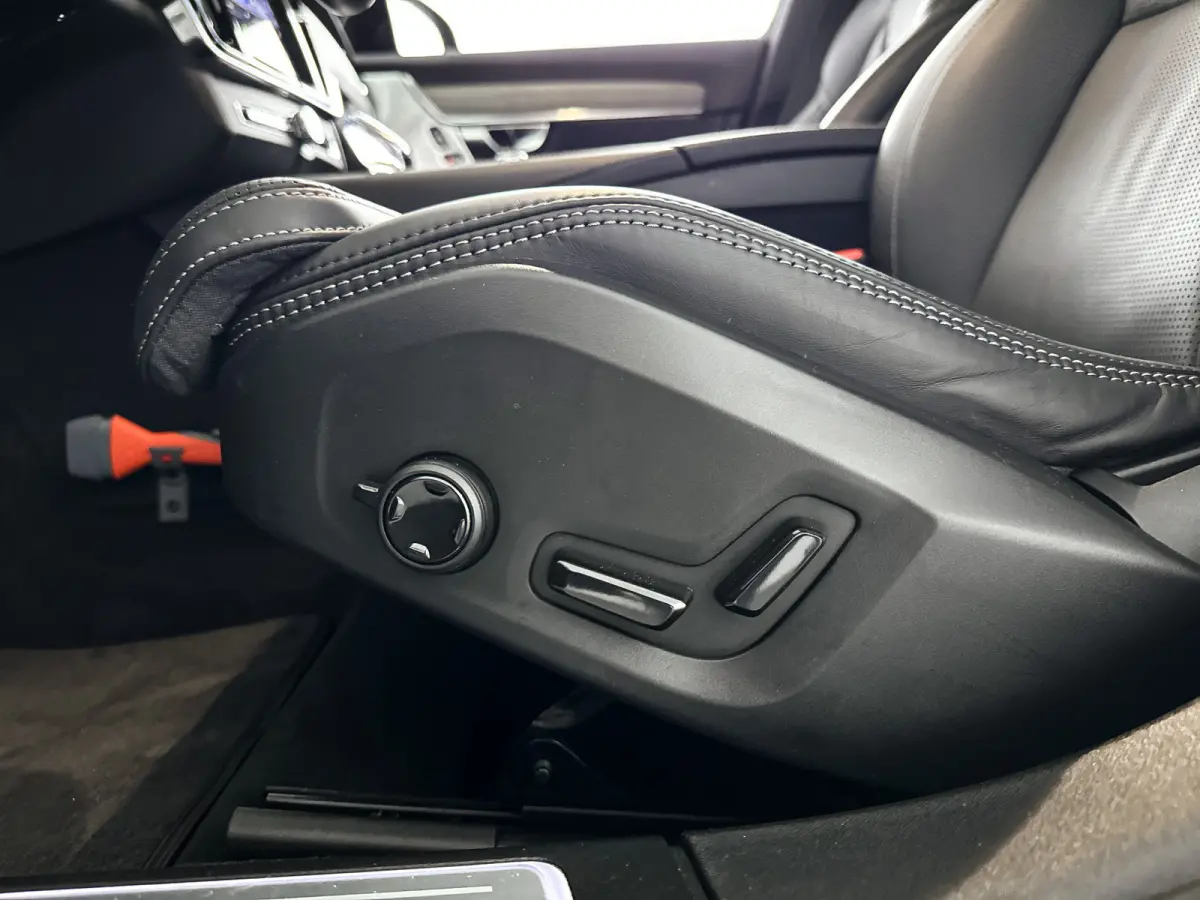 T8 Plug-in hybrid AWD Ultra Dark | Panoramadak | 360° camera | Bowers & Wilkins | Luchtvering | Stoelventilatie | Stoel- en Stuurverwarming | Trekhaak