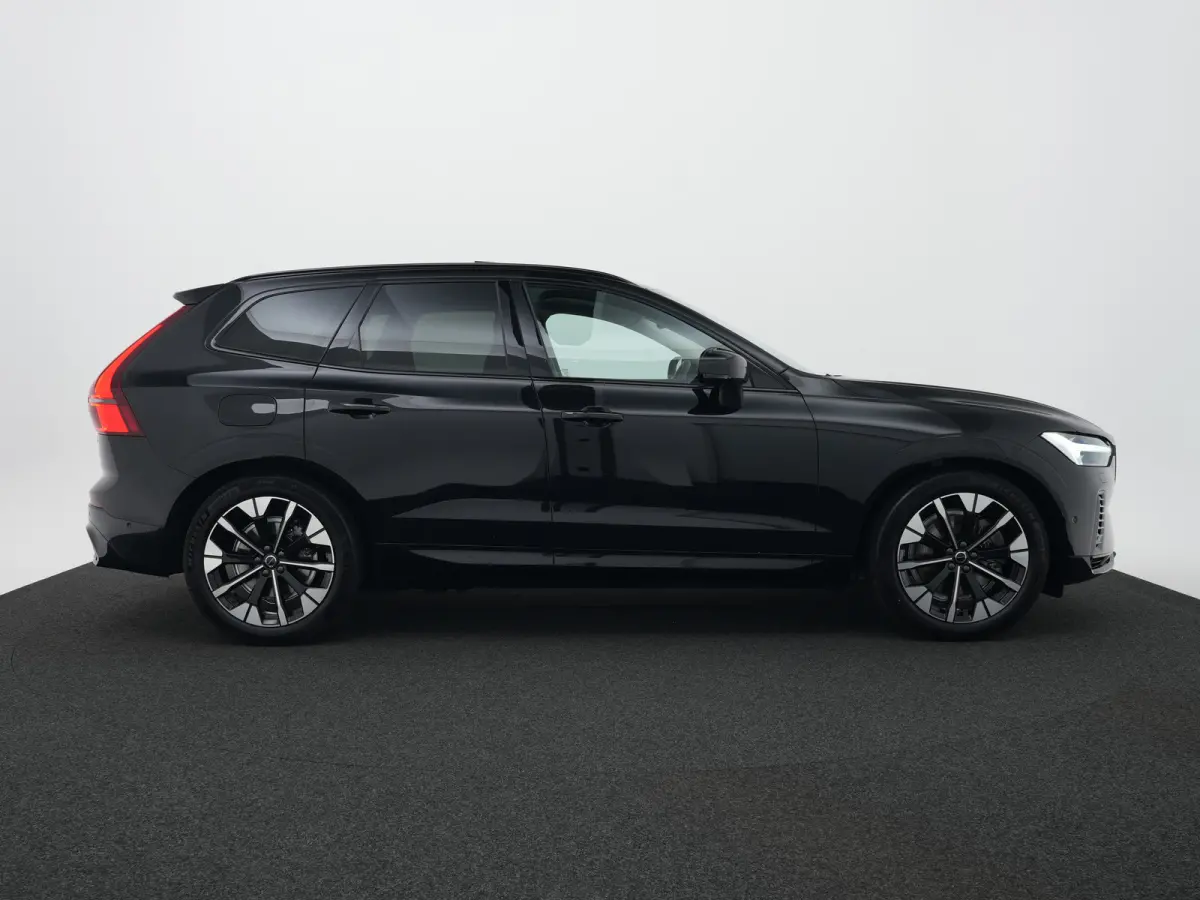 T6 Recharge AWD Ultra Dark | Luchtvering | Head-Up | 360° Camera | Panoramadak | Trekhaak | Harman/Kardon | Elek. Stoelen