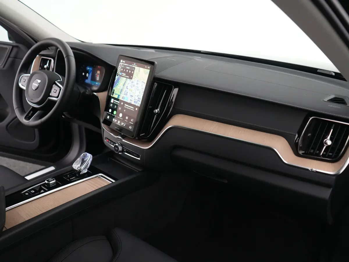 T6 Recharge AWD Ultra Dark | Luchtvering | Head-Up | 360° Camera | Panoramadak | Trekhaak | Harman/Kardon | Elek. Stoelen
