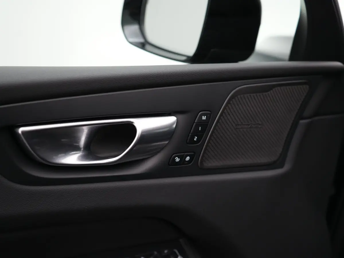 T6 Recharge AWD Ultra Dark | Luchtvering | Head-Up | 360° Camera | Panoramadak | Trekhaak | Harman/Kardon | Elek. Stoelen