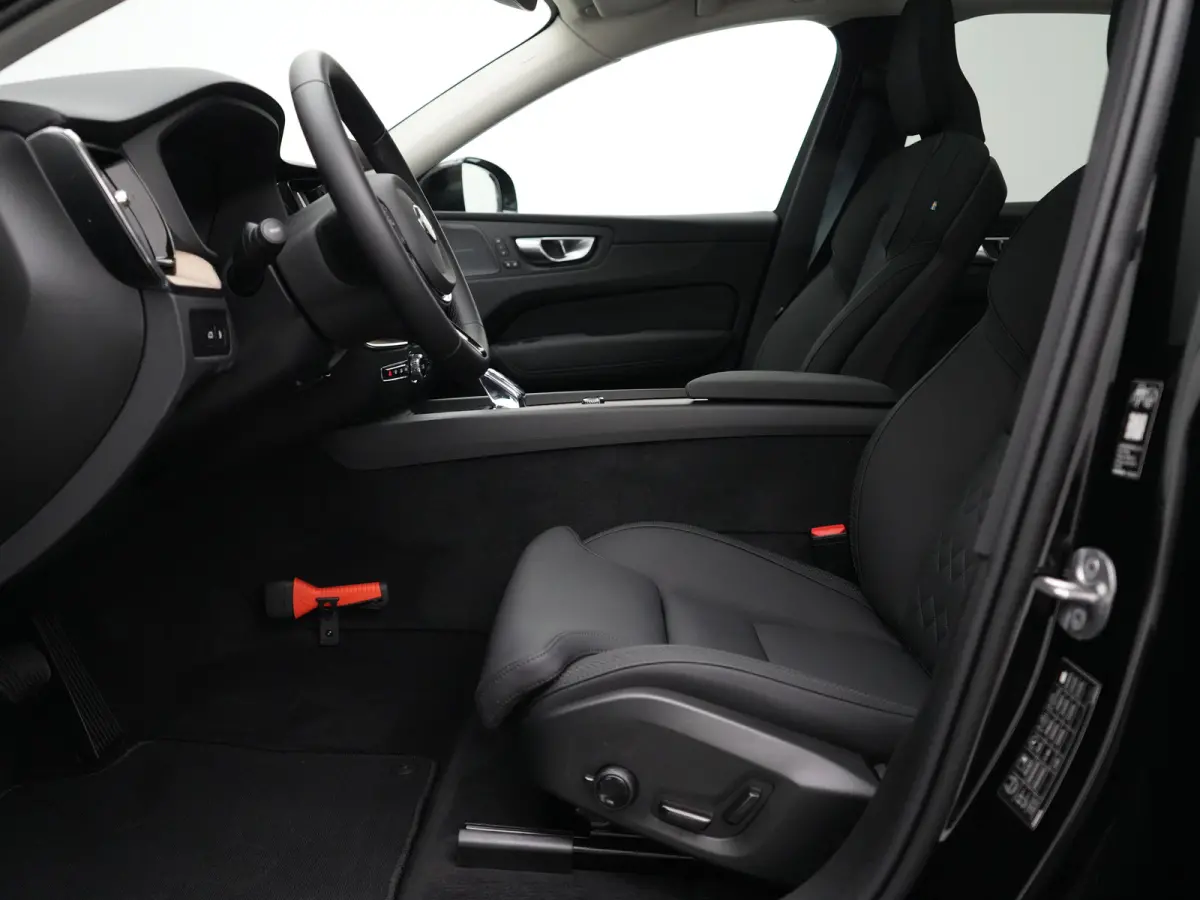 T6 Recharge AWD Ultra Dark | Luchtvering | Head-Up | 360° Camera | Panoramadak | Trekhaak | Harman/Kardon | Elek. Stoelen
