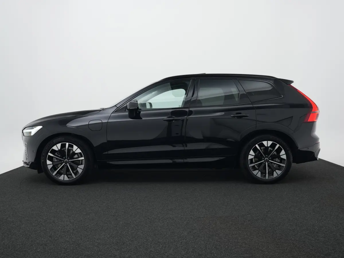 T6 Recharge AWD Ultra Dark | Luchtvering | Head-Up | 360° Camera | Panoramadak | Trekhaak | Harman/Kardon | Elek. Stoelen