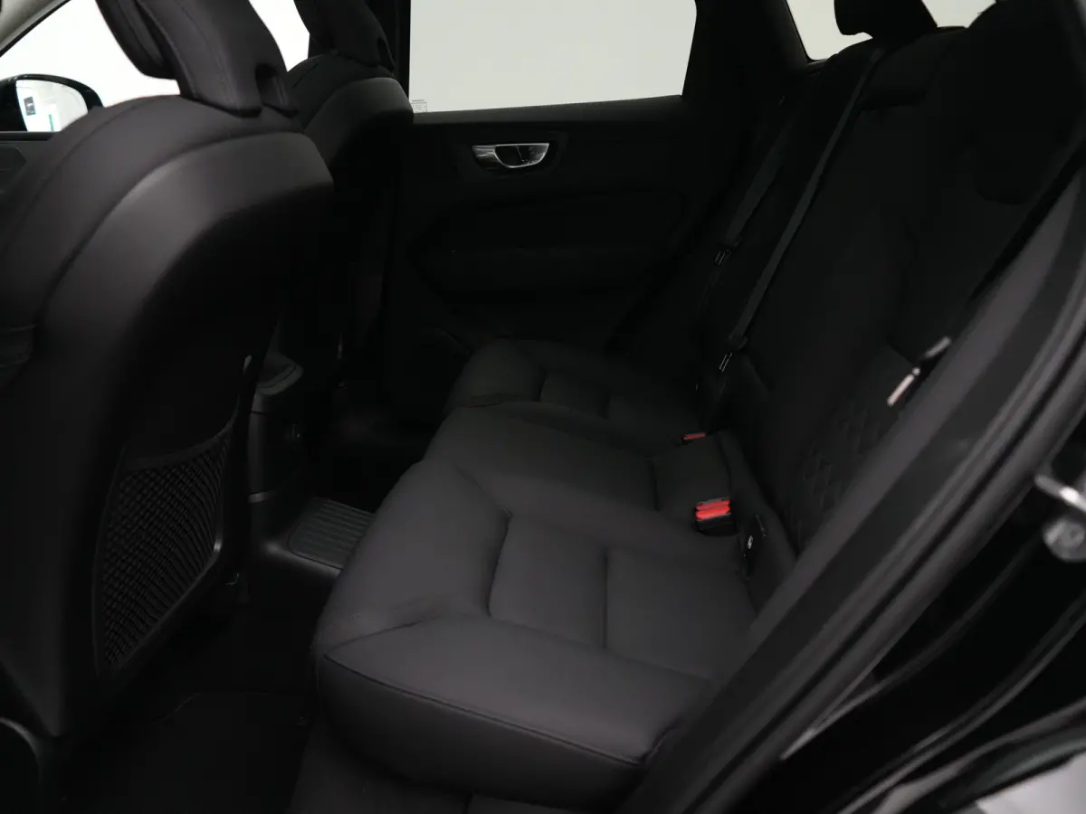 T6 Recharge AWD Ultra Dark | Luchtvering | Head-Up | 360° Camera | Panoramadak | Trekhaak | Harman/Kardon | Elek. Stoelen