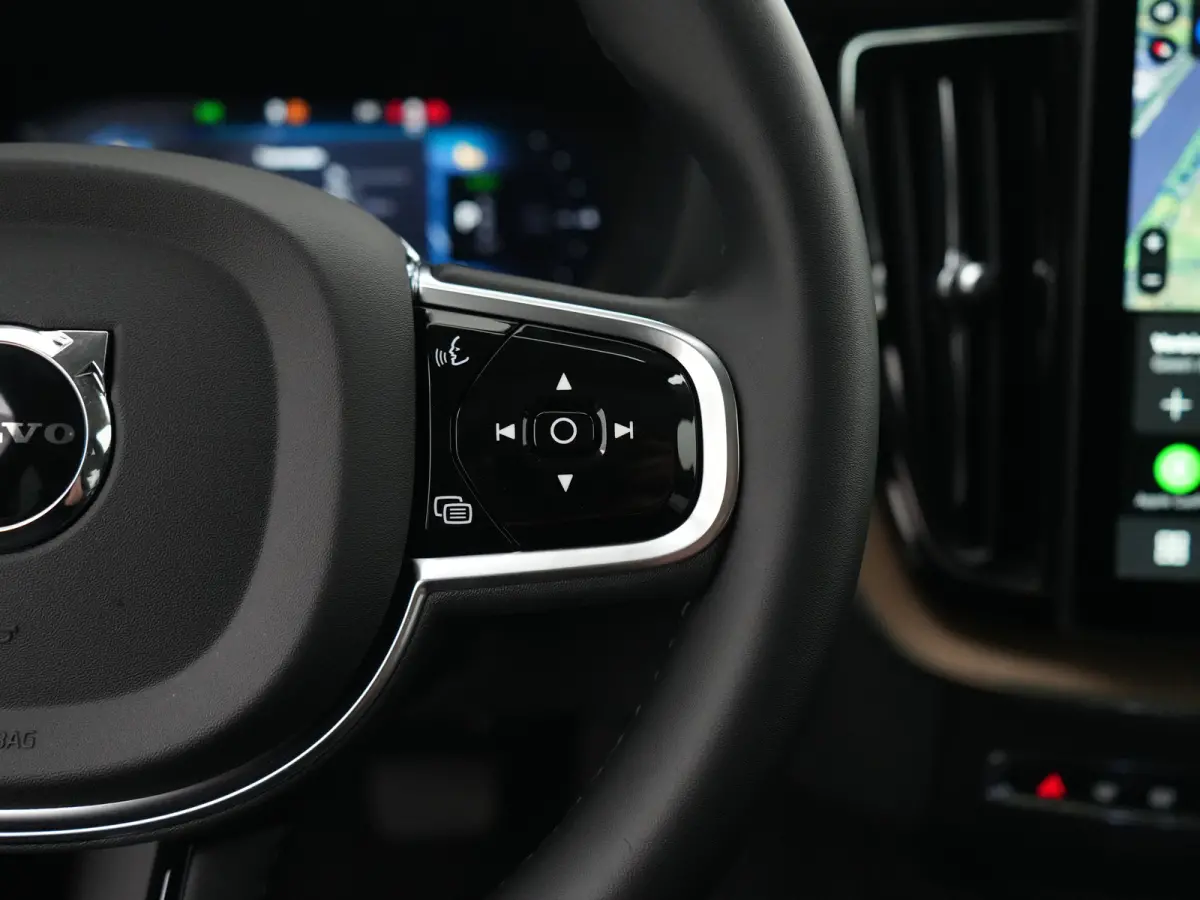 T6 Recharge AWD Ultra Dark | Luchtvering | Head-Up | 360° Camera | Panoramadak | Trekhaak | Harman/Kardon | Elek. Stoelen