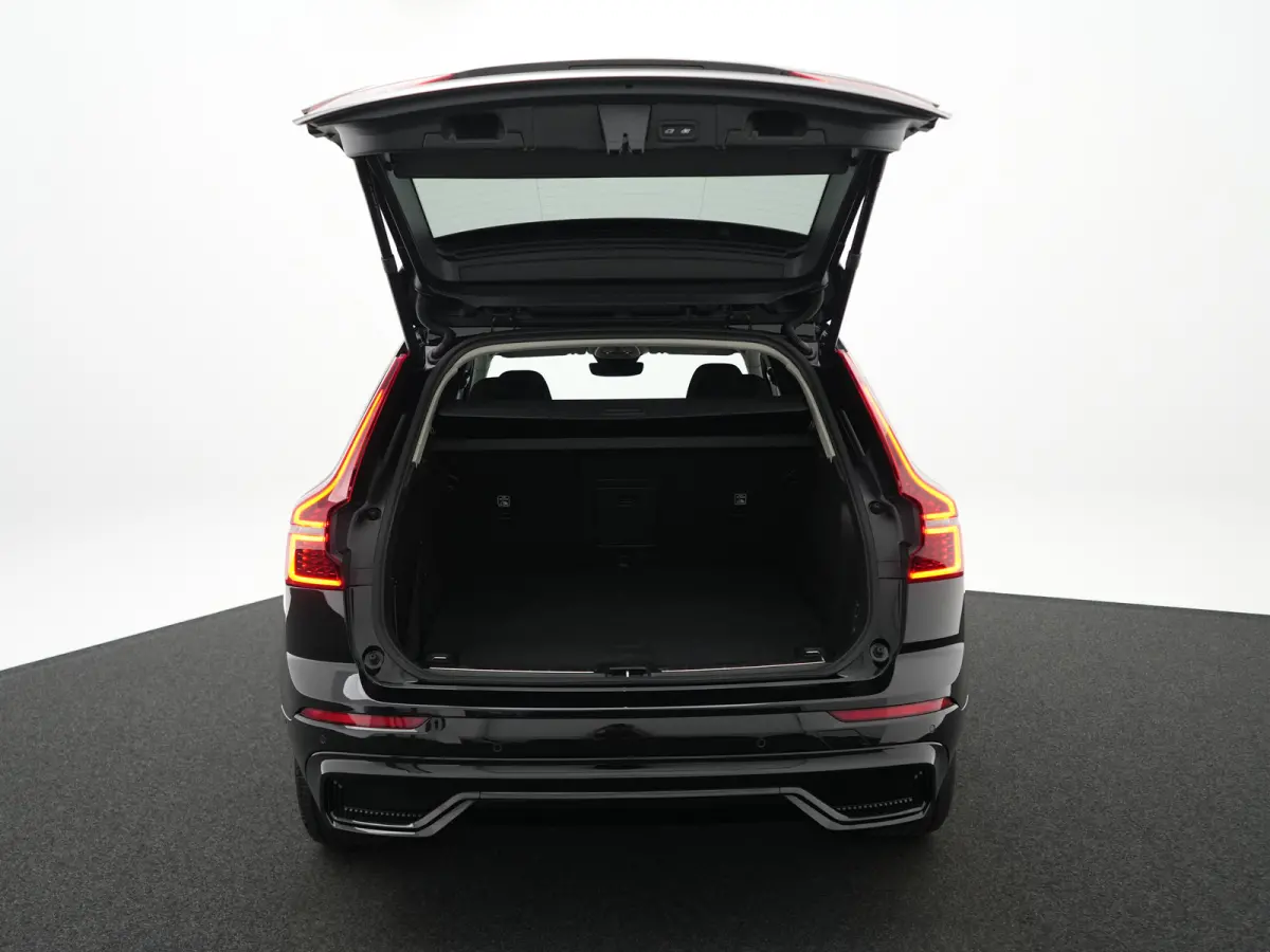 T6 Recharge AWD Ultra Dark | Luchtvering | Head-Up | 360° Camera | Panoramadak | Trekhaak | Harman/Kardon | Elek. Stoelen
