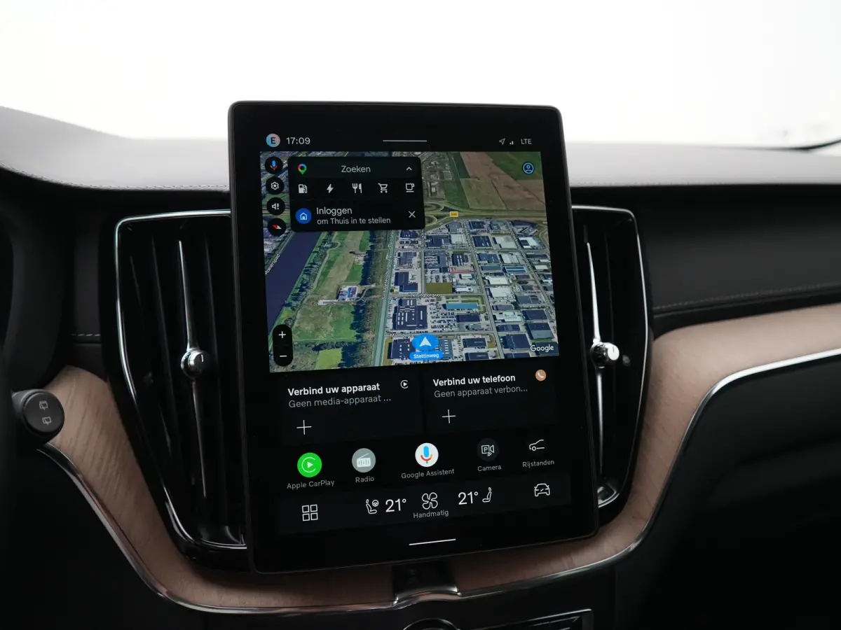 T6 Recharge AWD Ultra Dark | Luchtvering | Head-Up | 360° Camera | Panoramadak | Trekhaak | Harman/Kardon | Elek. Stoelen
