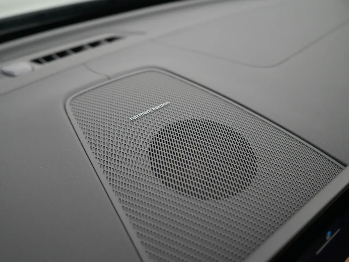 T6 Recharge AWD Ultra Dark | Luchtvering | Head-Up | 360° Camera | Panoramadak | Trekhaak | Harman/Kardon | Elek. Stoelen