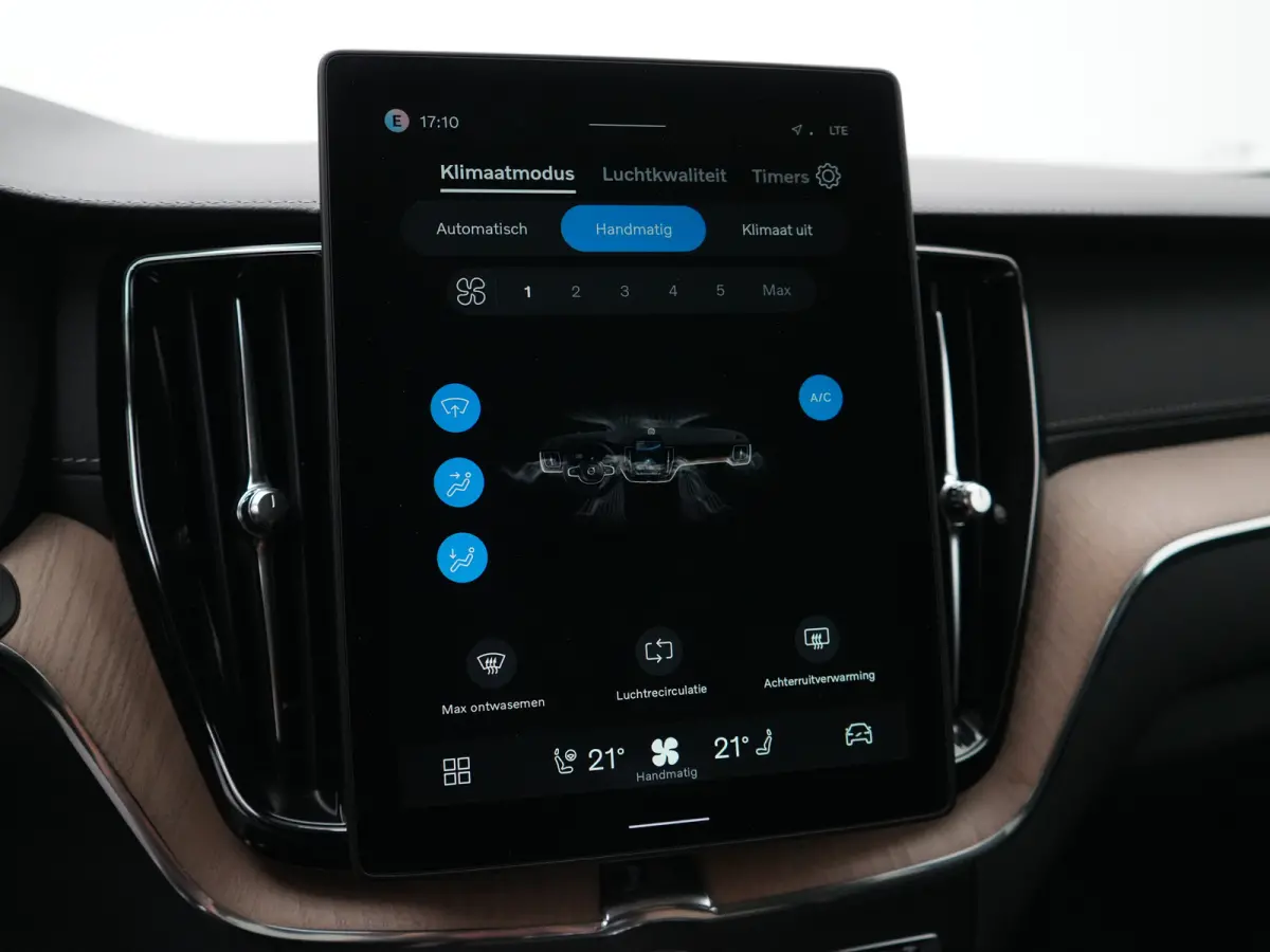 T6 Recharge AWD Ultra Dark | Luchtvering | Head-Up | 360° Camera | Panoramadak | Trekhaak | Harman/Kardon | Elek. Stoelen
