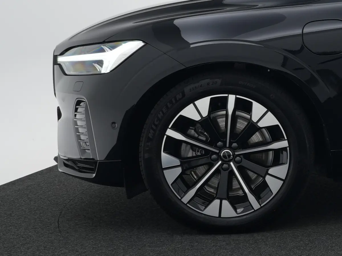 T6 Recharge AWD Ultra Dark | Luchtvering | Head-Up | 360° Camera | Panoramadak | Trekhaak | Harman/Kardon | Elek. Stoelen
