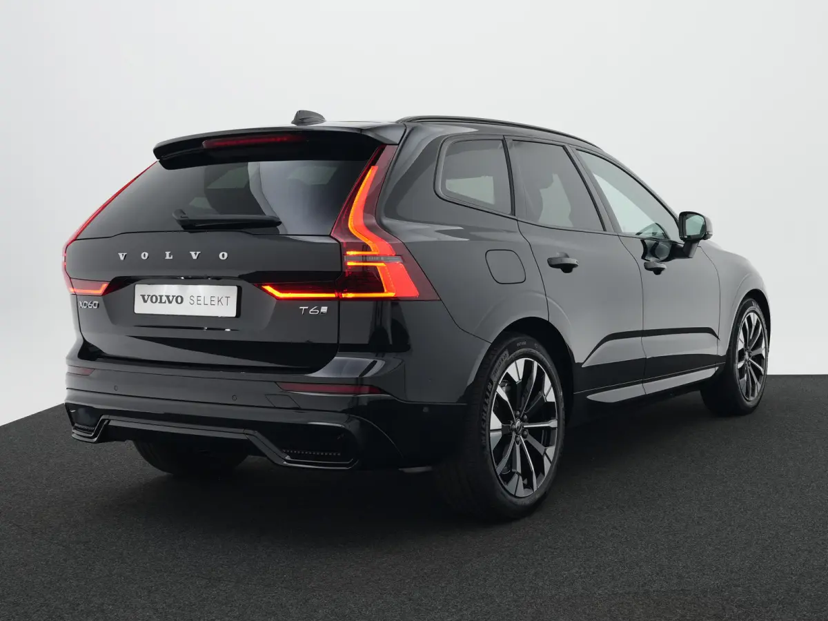 T6 Recharge AWD Ultra Dark | Luchtvering | Head-Up | 360° Camera | Panoramadak | Trekhaak | Harman/Kardon | Elek. Stoelen