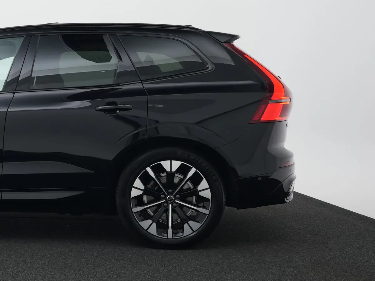 T6 Recharge AWD Ultra Dark | Luchtvering | Head-Up | 360° Camera | Panoramadak | Trekhaak | Harman/Kardon | Elek. Stoelen