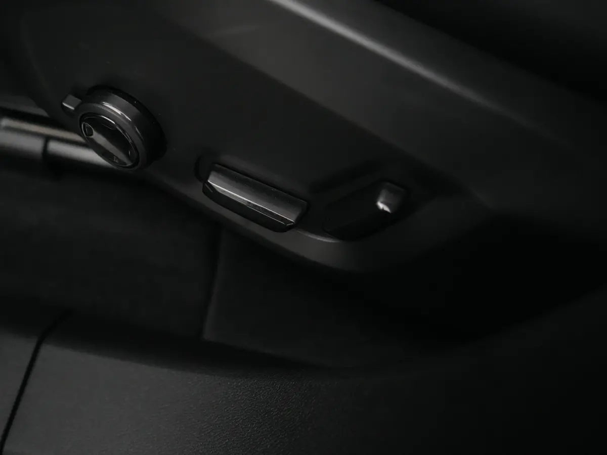 T6 Recharge AWD Ultra Dark | Luchtvering | Head-Up | 360° Camera | Panoramadak | Trekhaak | Harman/Kardon | Elek. Stoelen