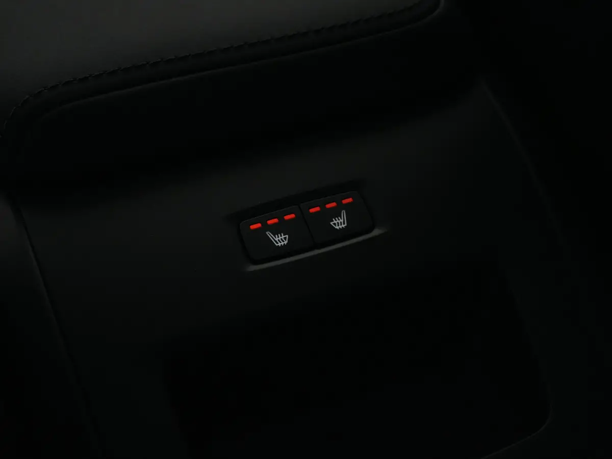 T6 Recharge AWD Ultra Dark | Luchtvering | Head-Up | 360° Camera | Panoramadak | Trekhaak | Harman/Kardon | Elek. Stoelen