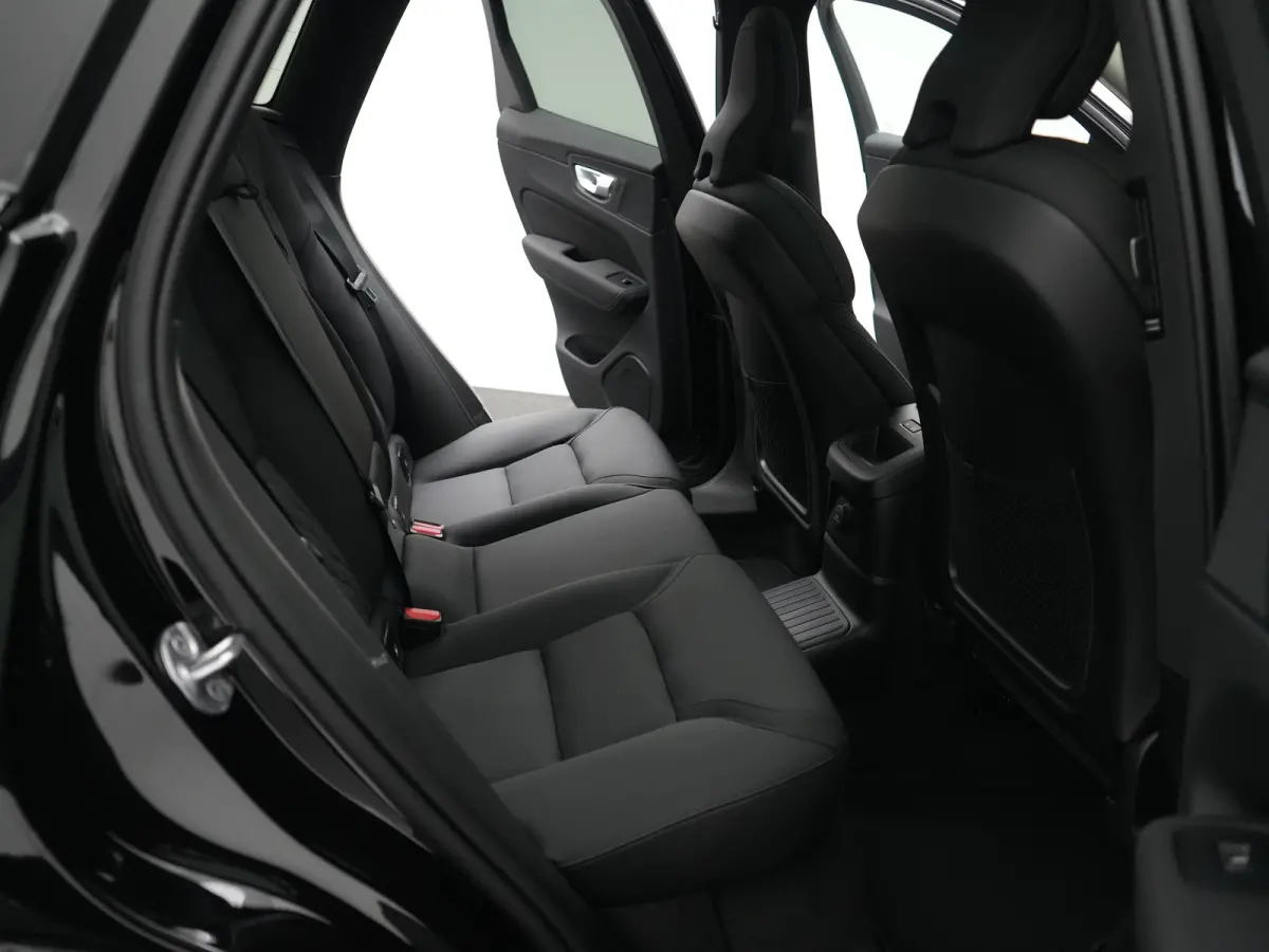 T6 Recharge AWD Ultra Dark | Luchtvering | Head-Up | 360° Camera | Panoramadak | Trekhaak | Harman/Kardon | Elek. Stoelen