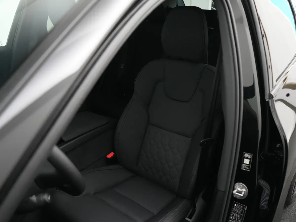 T6 Recharge AWD Ultra Dark | Luchtvering | Head-Up | 360° Camera | Panoramadak | Trekhaak | Harman/Kardon | Elek. Stoelen