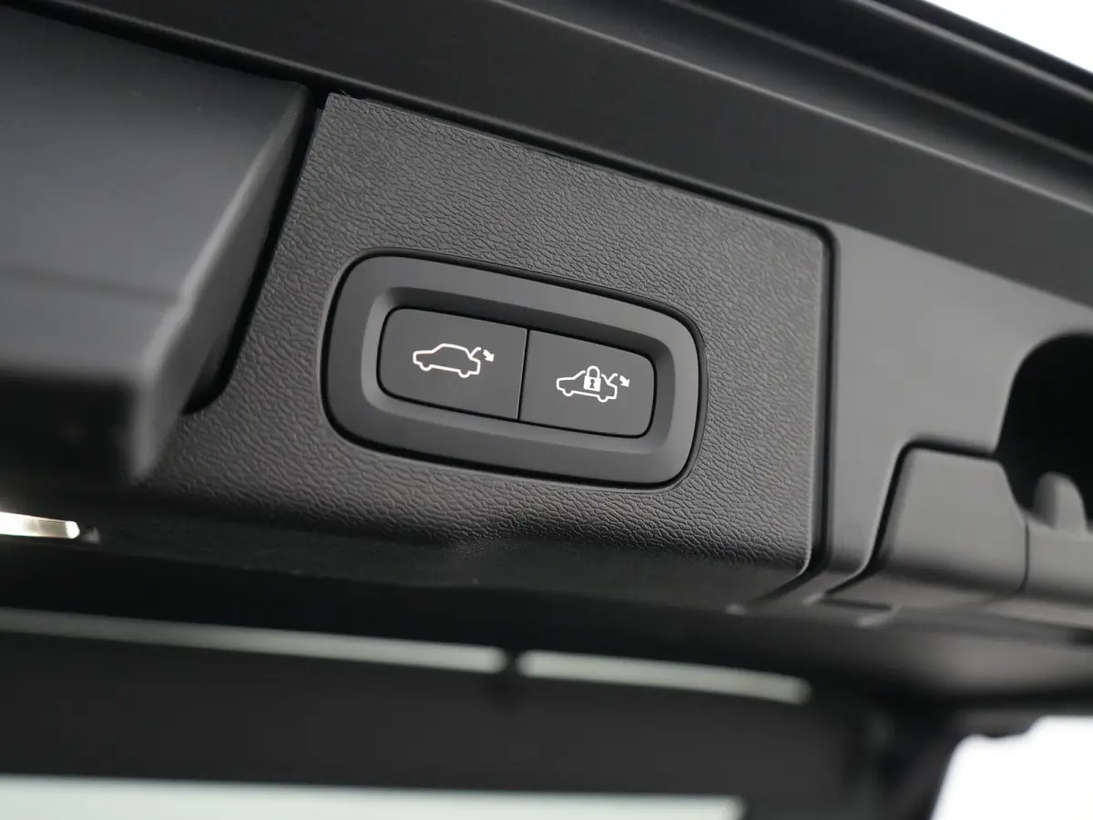T6 Recharge AWD Ultra Dark | Luchtvering | Head-Up | 360° Camera | Panoramadak | Trekhaak | Harman/Kardon | Elek. Stoelen