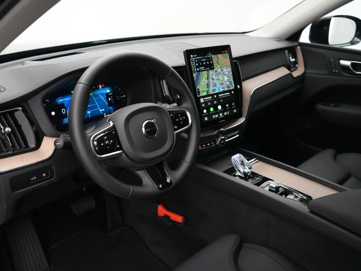 T6 Recharge AWD Ultra Dark | Luchtvering | Head-Up | 360° Camera | Panoramadak | Trekhaak | Harman/Kardon | Elek. Stoelen