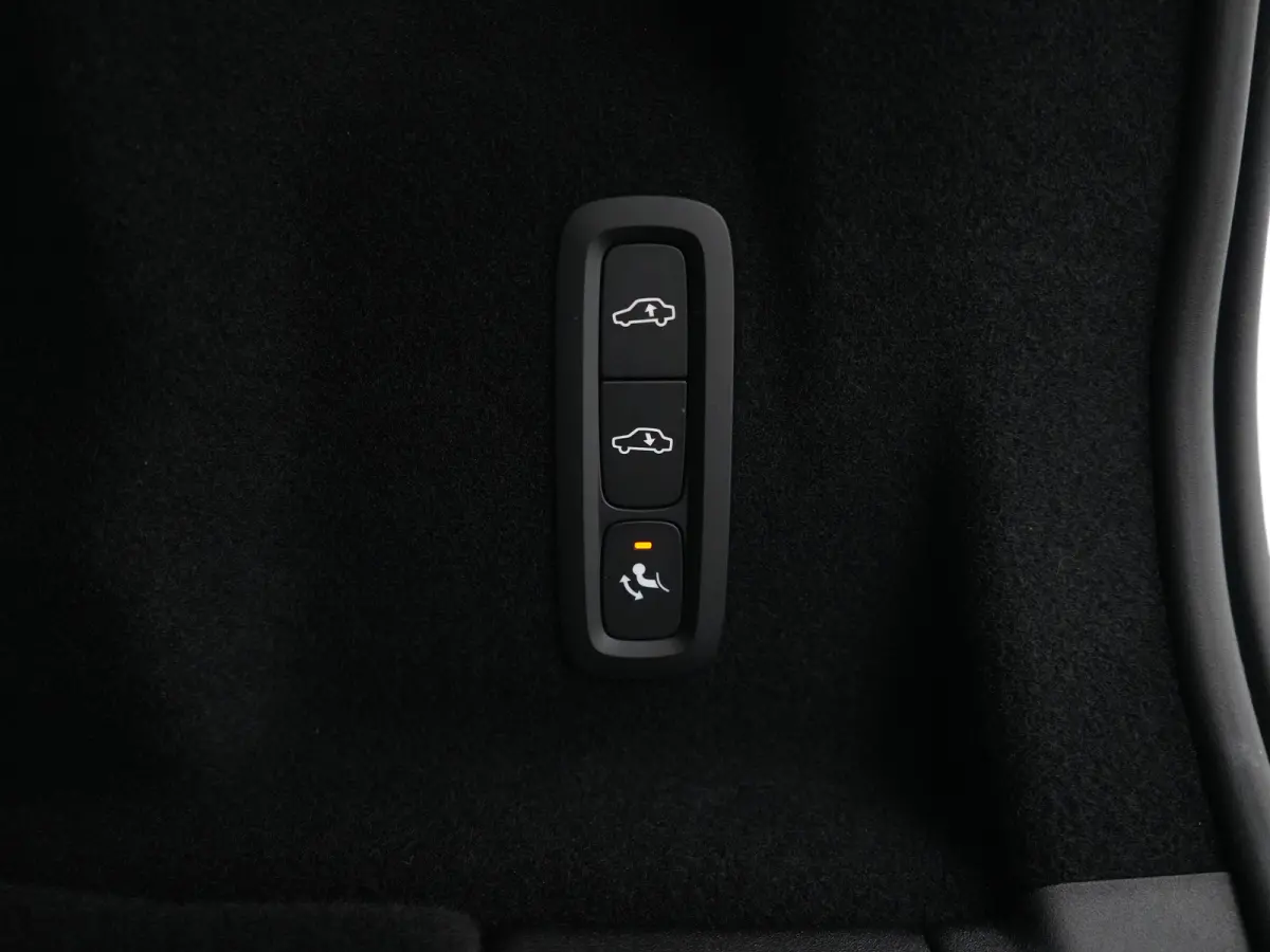 T6 Recharge AWD Ultra Dark | Luchtvering | Head-Up | 360° Camera | Panoramadak | Trekhaak | Harman/Kardon | Elek. Stoelen