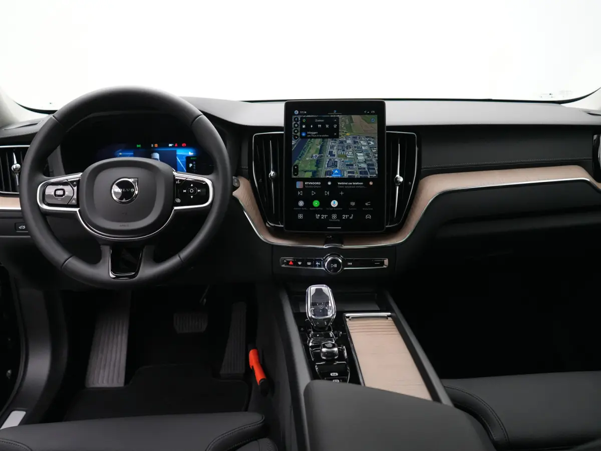 T6 Recharge AWD Ultra Dark | Luchtvering | Head-Up | 360° Camera | Panoramadak | Trekhaak | Harman/Kardon | Elek. Stoelen