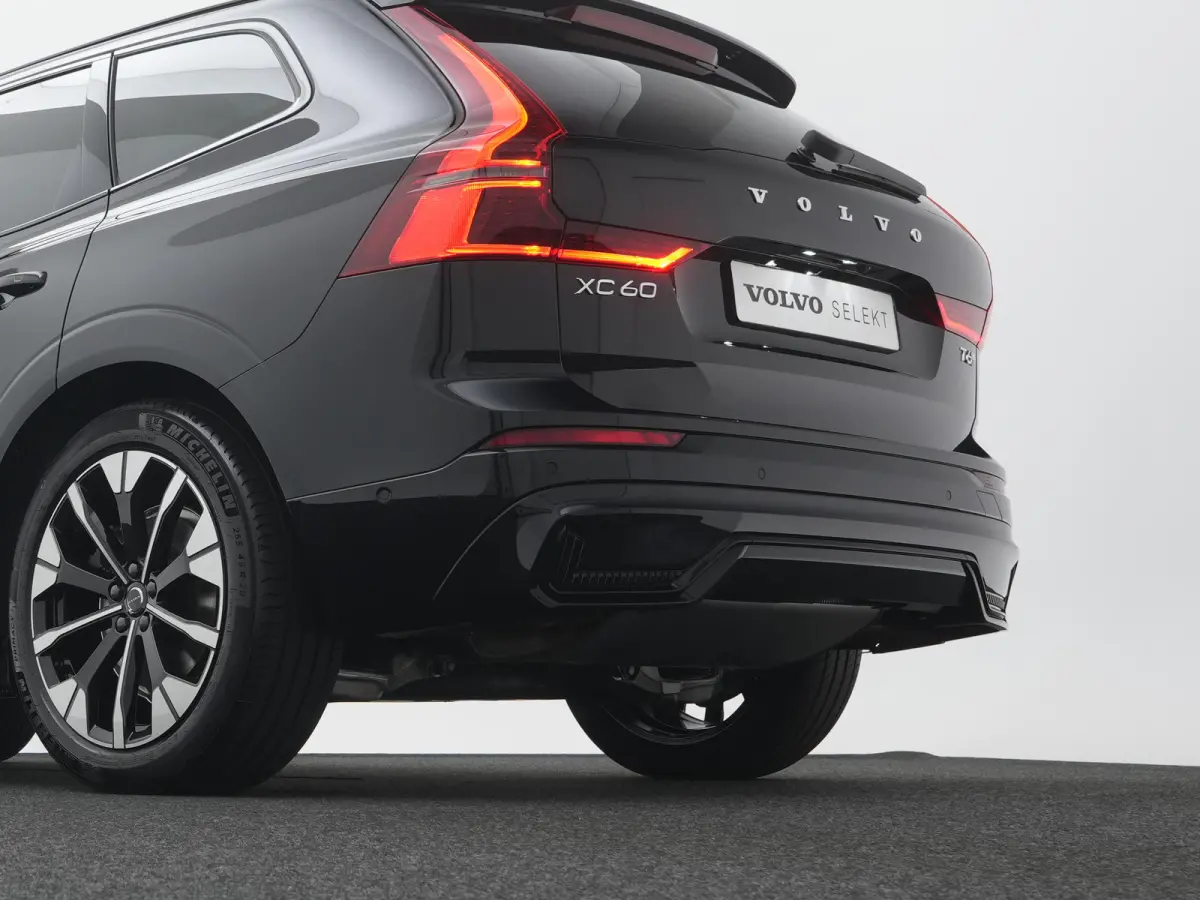T6 Recharge AWD Ultra Dark | Luchtvering | Head-Up | 360° Camera | Panoramadak | Trekhaak | Harman/Kardon | Elek. Stoelen
