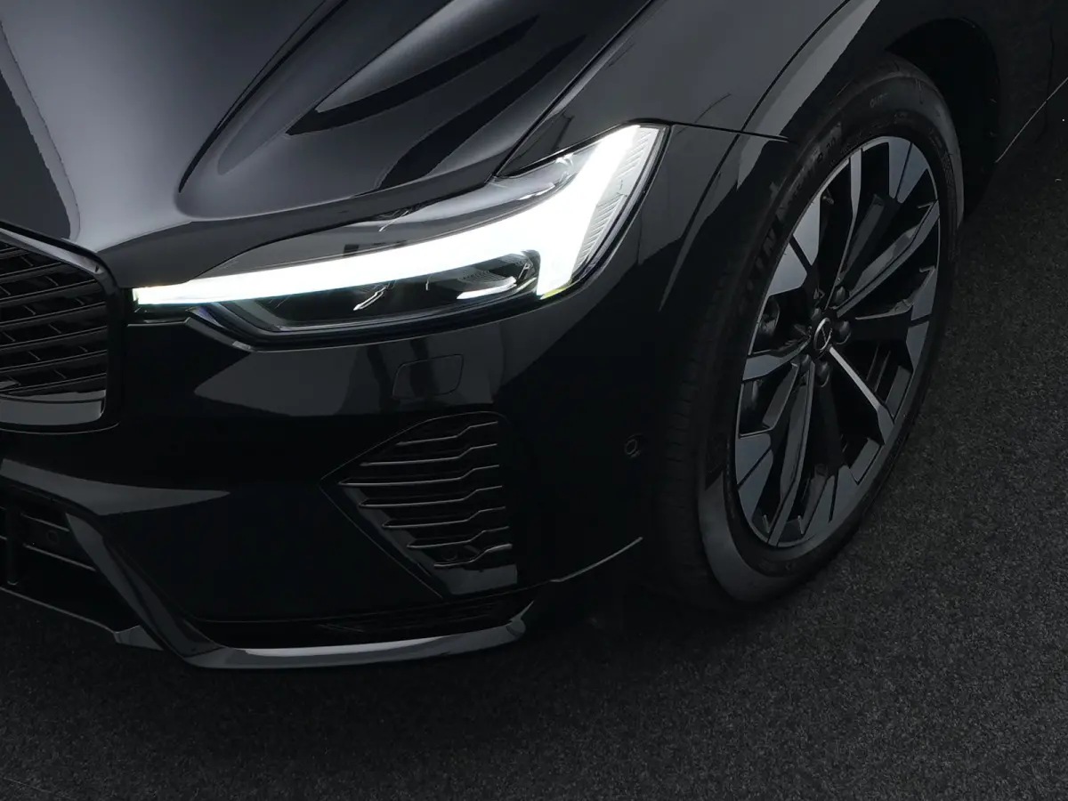 T6 Recharge AWD Ultra Dark | Luchtvering | Head-Up | 360° Camera | Panoramadak | Trekhaak | Harman/Kardon | Elek. Stoelen