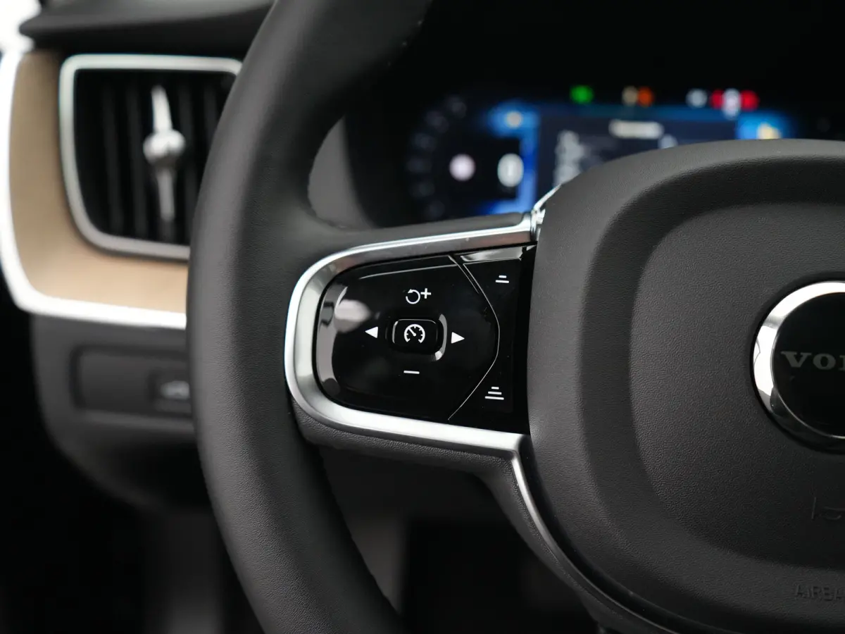 T6 Recharge AWD Ultra Dark | Luchtvering | Head-Up | 360° Camera | Panoramadak | Trekhaak | Harman/Kardon | Elek. Stoelen