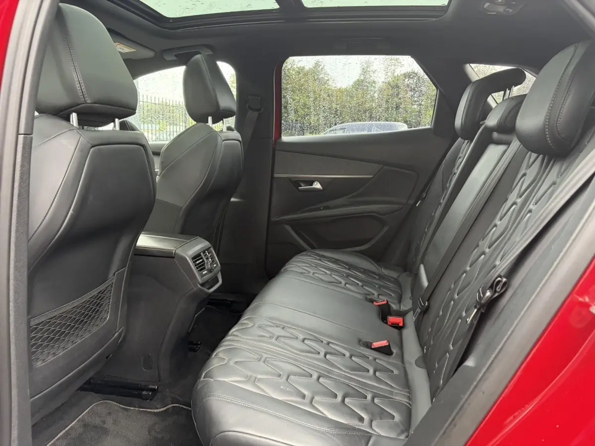 1.2 PureTech GT Line ✓D-riem vv in 2026✓1e Eigenaar✓360 ° Camera✓Pano✓Massage stoel✓Draadloze telefoonlader✓Carplay✓Stoelvw✓Leder✓Navi✓Pdc V+A✓6 Bak✓Dealer Onderho