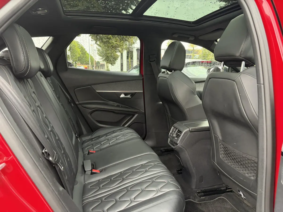 1.2 PureTech GT Line ✓D-riem vv in 2026✓1e Eigenaar✓360 ° Camera✓Pano✓Massage stoel✓Draadloze telefoonlader✓Carplay✓Stoelvw✓Leder✓Navi✓Pdc V+A✓6 Bak✓Dealer Onderho