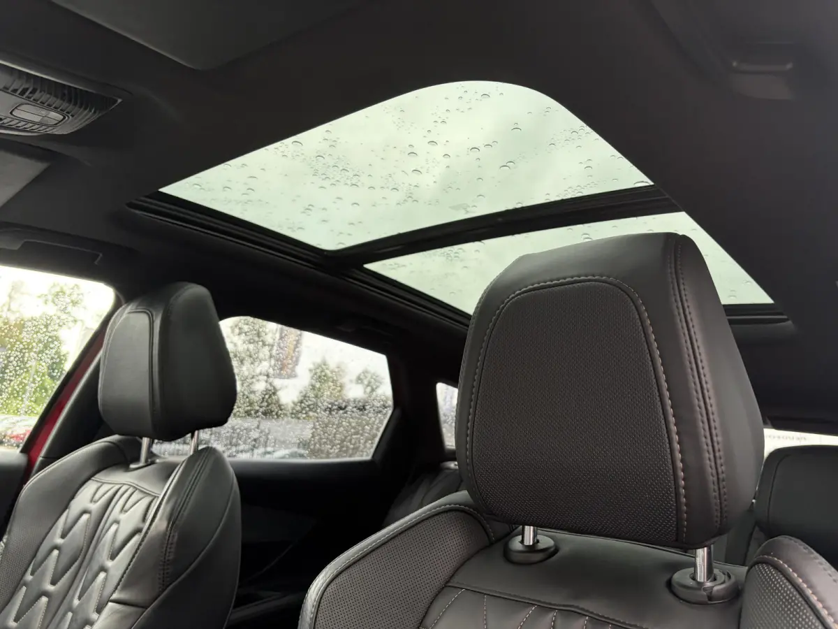 1.2 PureTech GT Line ✓D-riem vv in 2026✓1e Eigenaar✓360 ° Camera✓Pano✓Massage stoel✓Draadloze telefoonlader✓Carplay✓Stoelvw✓Leder✓Navi✓Pdc V+A✓6 Bak✓Dealer Onderho