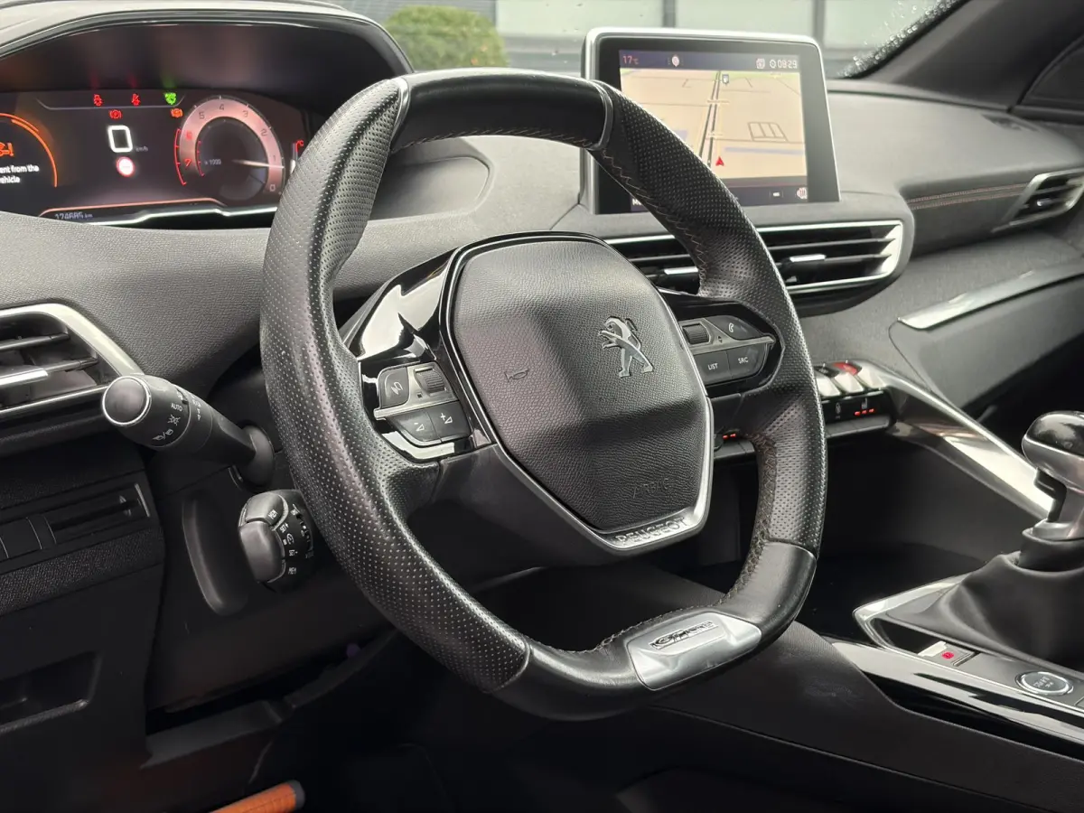 1.2 PureTech GT Line ✓D-riem vv in 2026✓1e Eigenaar✓360 ° Camera✓Pano✓Massage stoel✓Draadloze telefoonlader✓Carplay✓Stoelvw✓Leder✓Navi✓Pdc V+A✓6 Bak✓Dealer Onderho