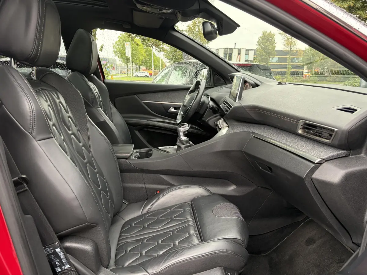 1.2 PureTech GT Line ✓D-riem vv in 2026✓1e Eigenaar✓360 ° Camera✓Pano✓Massage stoel✓Draadloze telefoonlader✓Carplay✓Stoelvw✓Leder✓Navi✓Pdc V+A✓6 Bak✓Dealer Onderho