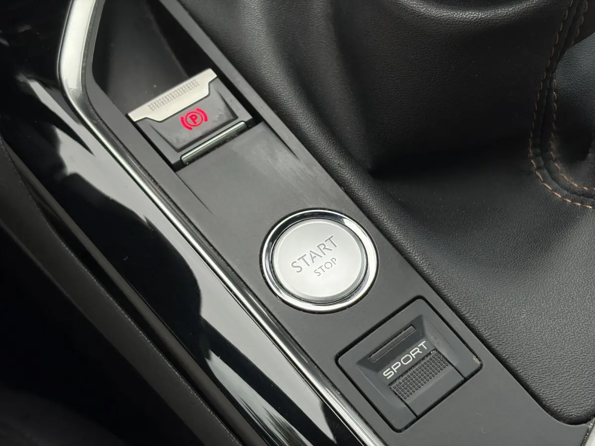 1.2 PureTech GT Line ✓D-riem vv in 2026✓1e Eigenaar✓360 ° Camera✓Pano✓Massage stoel✓Draadloze telefoonlader✓Carplay✓Stoelvw✓Leder✓Navi✓Pdc V+A✓6 Bak✓Dealer Onderho