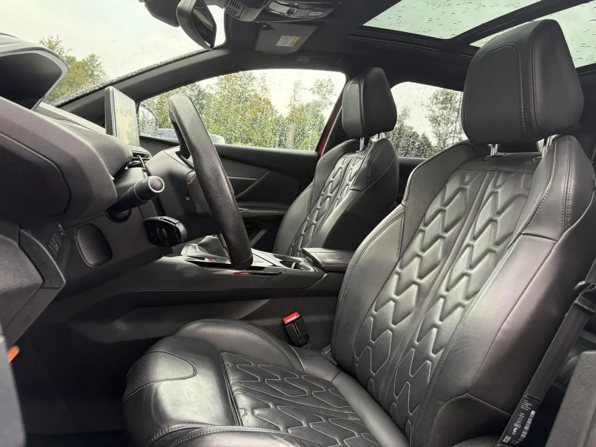 1.2 PureTech GT Line ✓D-riem vv in 2026✓1e Eigenaar✓360 ° Camera✓Pano✓Massage stoel✓Draadloze telefoonlader✓Carplay✓Stoelvw✓Leder✓Navi✓Pdc V+A✓6 Bak✓Dealer Onderho