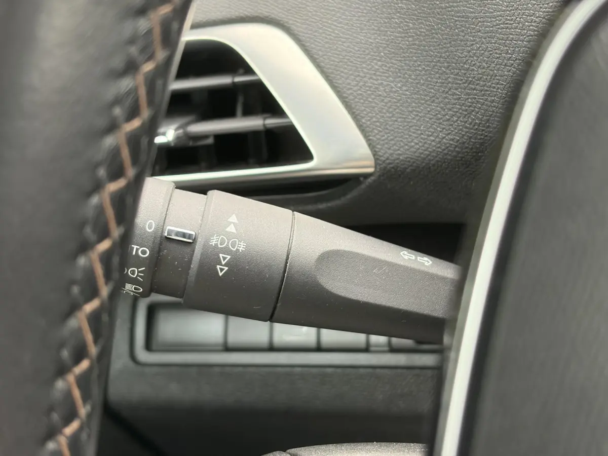 1.2 PureTech GT Line ✓D-riem vv in 2026✓1e Eigenaar✓360 ° Camera✓Pano✓Massage stoel✓Draadloze telefoonlader✓Carplay✓Stoelvw✓Leder✓Navi✓Pdc V+A✓6 Bak✓Dealer Onderho