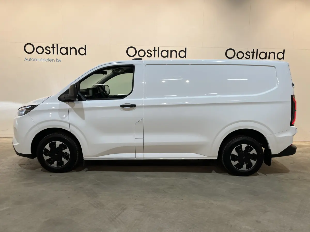 320 L1H1 Trend 65 kWh / 100% Elektrisch !! / Airco / Cruise Control / CarPlay / Camera / LED / 9.650 KM !!